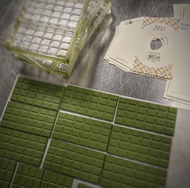 La Chocolaterie Zuut propose des barres chocolatées au thé matcha. Ces barres de couleur verte combinent thé matcha, chocolat blanc et sésame noir