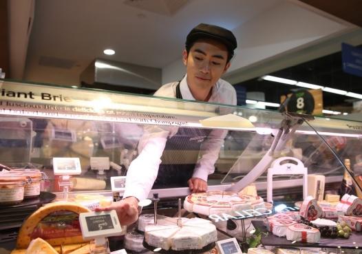 Bizerba présente sa trancheuse GSP F Flex avec plateau de pesage intégré. La machine est directement connectée aux imprimantes et aux écrans du personnel et des clients