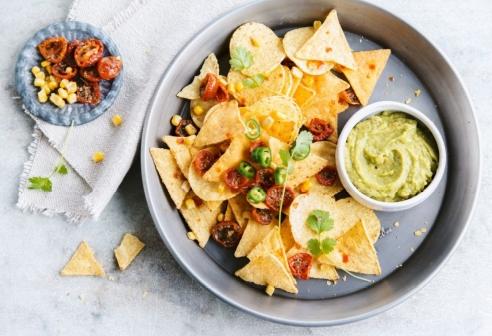 Les nachos sont des chips de tortillas triangulaires accompagnées de piments japaleño et de fromage, et sont un classique de la cuisine tex-mex. A servir avec une bonne sauce dip comme du guacamole (Pietercil Foodservice)