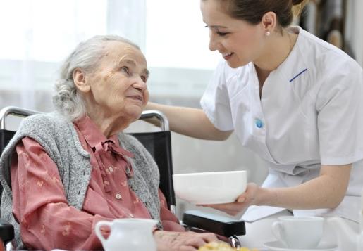Maaltijden voor zwaar zorgbehoevende ouderen moeten worden aangepast door ze nutri&euml;ntdenser te maken en de textuur toegankelijker te maken
