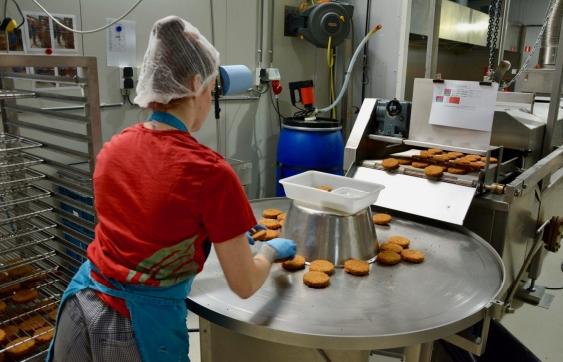 Les burgers finissent par se rendre dans la zone d'emballage. Dans les entrepôts frigorifiques, ils sont préparés pour la distribution aux différents clients
