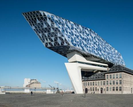 Het Havenhuis is een opvallend element in de Antwerpse skyline