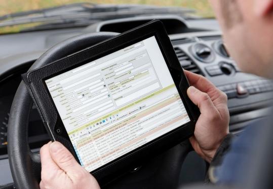 Omdat het bijna altijd gaat om een webservice – of een app -– kan de software om het even waar of wanneer geraadpleegd worden