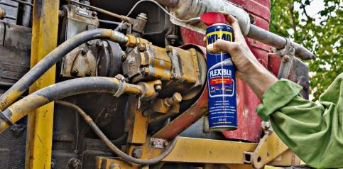 Met een flexibel rietje bereikt u alle onderdelen (WD40)