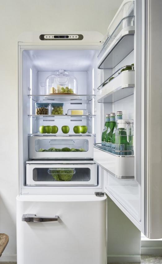 Smeg propose un frigo rétro façon années 50 très populaire. L'intérieur a été complètement remanié