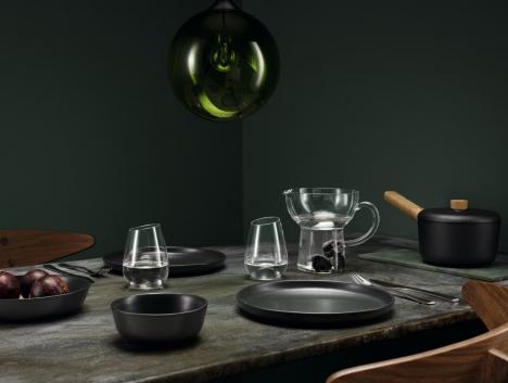 Dit servies van Eva Solo valt erg in de smaak bij jongeren, wegens zwart en Scandinavisch design