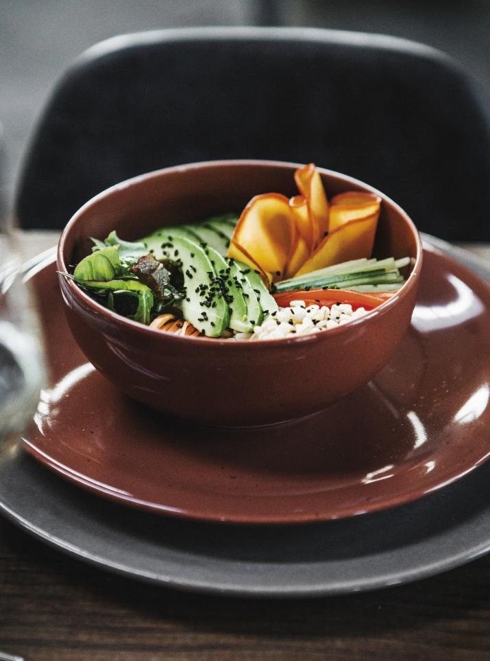 Servies van Fine2Dine in organische vormen, met een aardse kleur. Waaronder zeker ook kommetjes