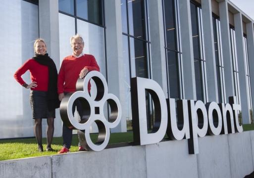 Sarah en Dirk Dupont aan het nieuwe gebouw. “Je moet durven te investeren in je zaak”