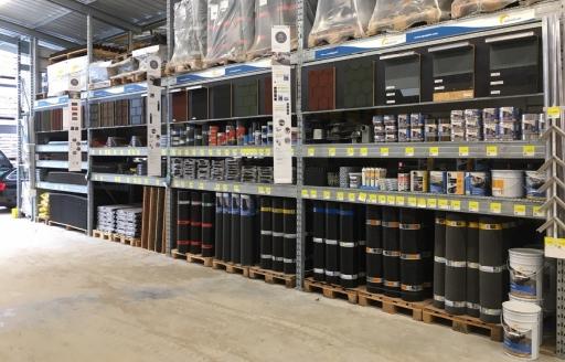 De dakbedekkingsmaterialen worden meestal in de rayon met bouwmaterialen in palletstelling geïntegreerd