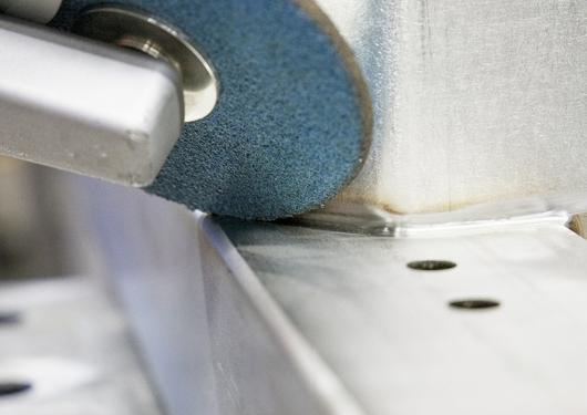 Ces abrasifs uitized combin&eacute;s pourvus d&rsquo;un noyau agressif et de chants ext&eacute;rieurs doux vous permettent d&rsquo;&eacute;liminer en une &eacute;tape un cordon de soudure et des d&eacute;colorations