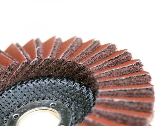 Door de eigenschappen van coated en surface condtioning materialen samen te brengen, kunnen &eacute;&eacute;n of meerdere stappen in het schuurproces wegvallen