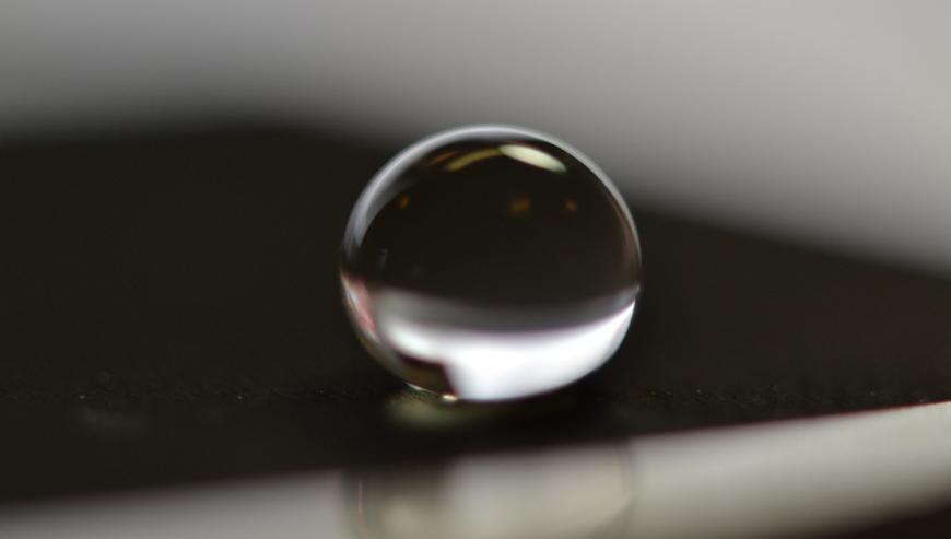 Llasertextureren wordt gebruikt om een superhybrofoob oppervlak te cre&euml;ren