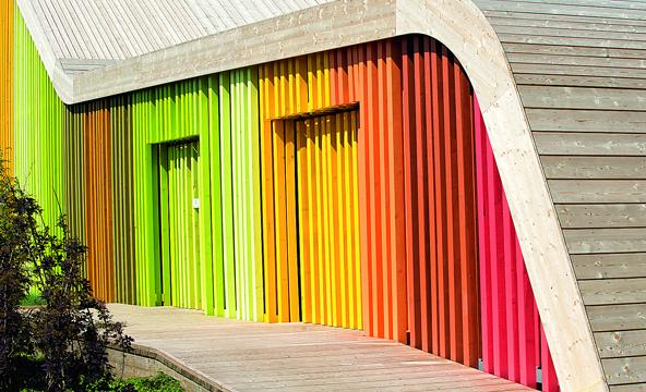 Wie beitsen zegt, denkt onmiddellijk aan het uniform kleuren van ramen, deuren en tuinhout. Toch kan men er ook heel creatieve en decoratieve effecten mee tot stand brengen