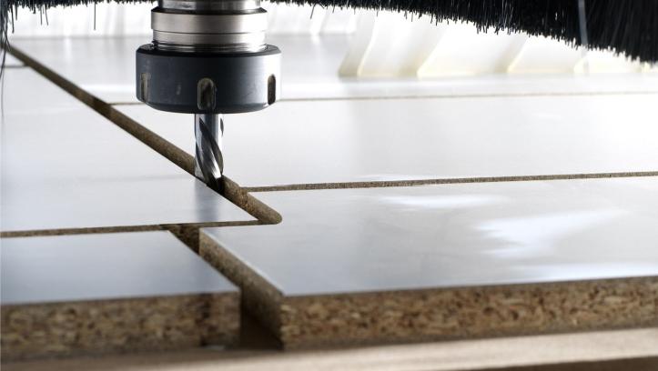 Nesting zorgt voor het op maat zagen en het bewerken van alle onderdelen uit één basispaneel in één machine
