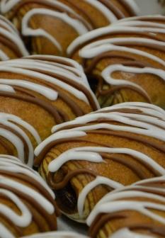 Af en toe wil de consument ook eens stevig uit de bocht gaan en mag het over de top zijn. Het  klassieke chocoladebroodje, hier in een gepimpt gestreept tijgerjasje. Foto: Debic/Paniflower 