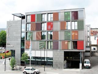 Les panneaux coulissants donnent à l'architecte l'occasion de conférer à une façade un caractère personnel: les couleurs et les formes rendent la façade unique