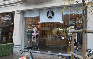 Antoine est situ&eacute; dans une zone commer&ccedil;ante pi&eacute;tonne &agrave; Louvain. Le public est tr&egrave;s vari&eacute;: &eacute;tudiants, gens de la ville, touristes, ... 