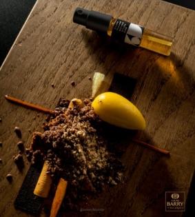 Een dessert in emeraldgroen, bij de lancering van RaRe Chocolate