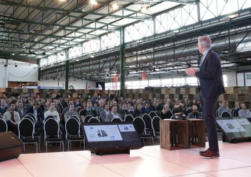 Op de dag voor professionals deelden bijna dertig internationale sprekers hun visie over actuele thema’s als ‘urban mobility & city design’, ‘smart & sustainable mobility’ en ‘connected & autonomous mobility’