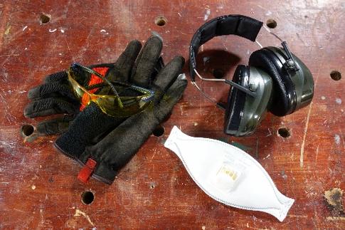 veiligheidsbril, stofmasker, werkhandschoenen, gehoorbeschermers