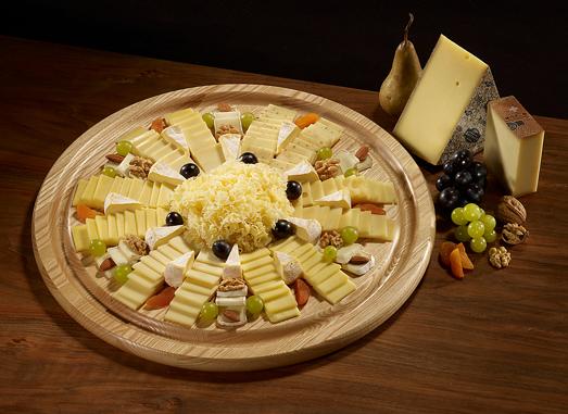 Emmi Benelux raadt Tête de Moine kaas aan, die in bloemen  wordt geschraapt, wat een zeer mooi decoratief effect geeft