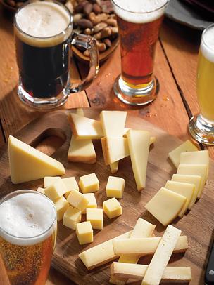 Een thematische kaasplank met kaassoorten die passen bij bier, kan een aangename afwisseling zijn voor de klassieke combi met wijn
