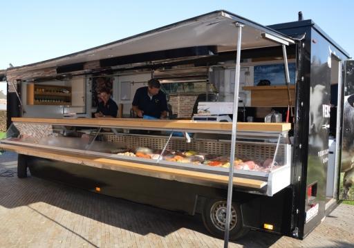 De mobiele slagerij wordt voorbereid. “Een vertrek elke dag voor vier uur ter plaatse brengt veel logistiek met zich mee”