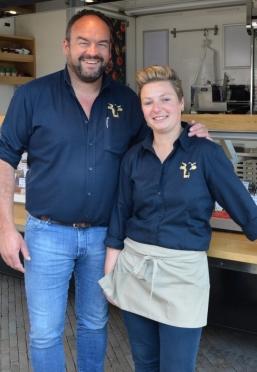 Luc Verstappen en zijn vrouw An  aan de mobiele slagerij