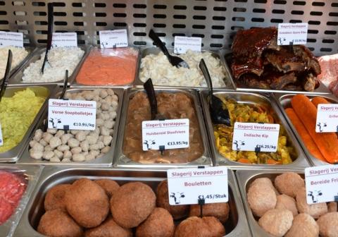 Verstappen On Tour komt met een vleeswagen in dorpen in de Noorderkempen zonder slagerij.  Van bereide gerechten tot salades, alles wordt in eigen huis bereid 