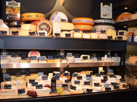 H2i Foodmarket in Aalst heeft de harde, half harde en zachte kazen perfect geordend. De bollen kaas benadrukken ook de promotie van bepaalde kazen