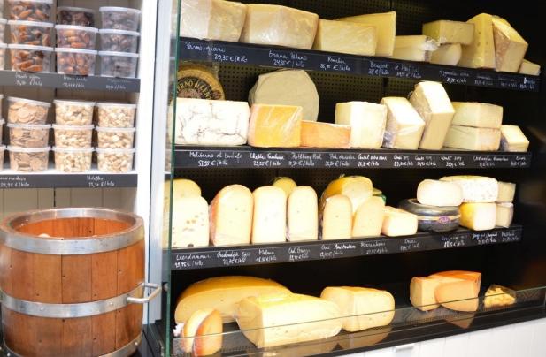 Kaasmeester Anja Faes van Kaasmeester Lourdon  in Brasschaat hecht veel belang aan de presentatie  van o.m. harde kazen: ze beschermt de kazen met cellofaan tegen uitdroging, beschrijft duidelijk het soort kaas met de prijs en combineert de kazen met nootjes, crackers, vijgen en dadels