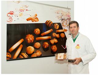 Le production manager Geert Vandoorne avec quelques produits finaux emballés de Poppies: des twists et des palmiers dans des barquettes et des sachets