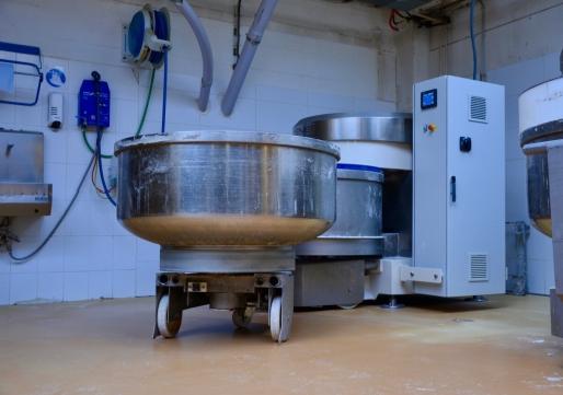 De vloer moest tegen zware mechanische belastingen bestand zijn. Er passeren ketels van 1.000&nbsp;kilogram over, die rusten op drie nylon wielen