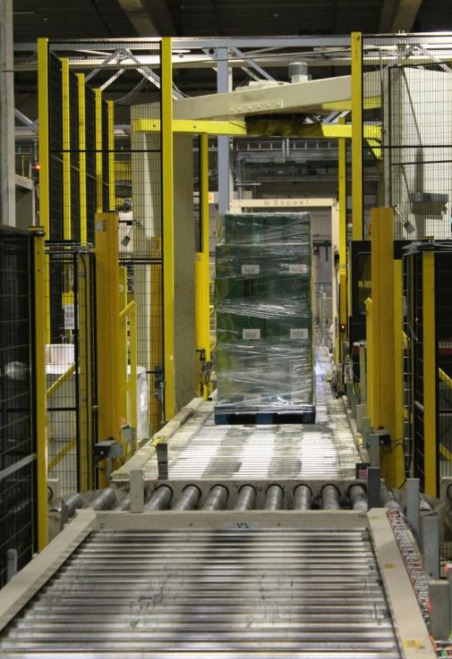 Lors de travaux d’entretien, la ligne d’emballage centrale devait être arrêtée totalement à chaque fois. Ce n’est plus le cas grâce au nouveau concept de sécurité qui scinde la ligne en morceaux