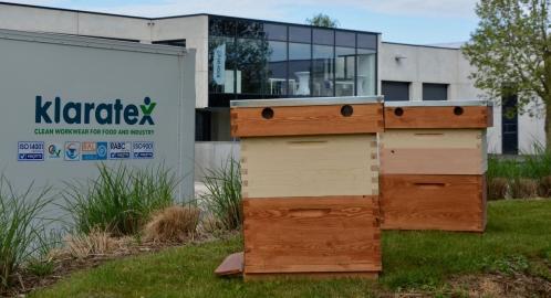 Via de bijenkasten wil Klaratex haar steentje bijdragen aan een beter milieu