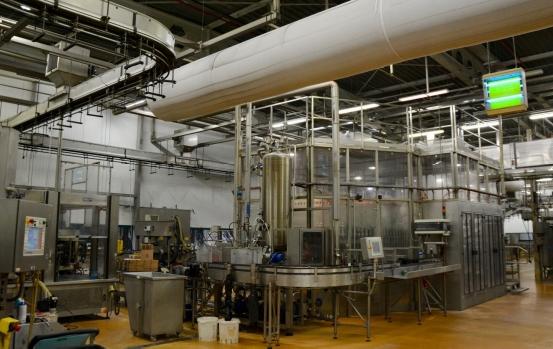 Dans le département PET, le tubage présent représentait un grand défi pour encore y intercaler trois flexibles de distribution d’air