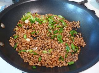 Le blé est surtout connu comme base pour les pains et les pâtes, mais il se consomme aussi comme céréale cuite