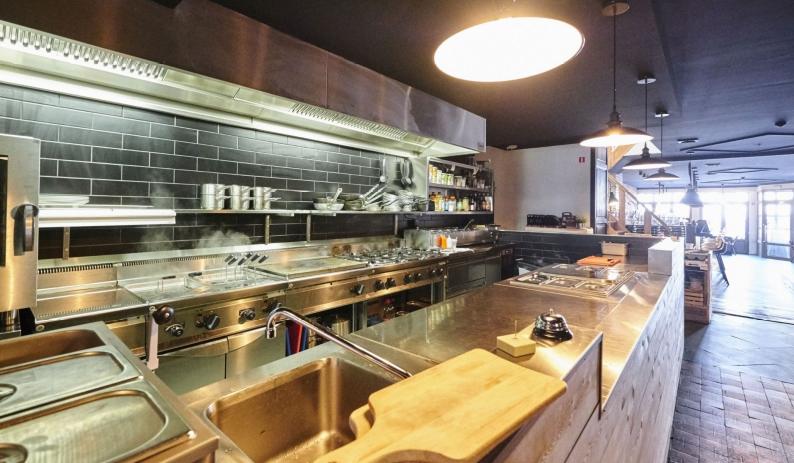 Qua verlichting kunt u opteren voor leds met bijvoorbeeld warm licht. De armaturen zijn meestal speciaal ontwikkeld voor gebruik in industriële dampkappen. De schakelaar is mogelijk spatwaterdicht