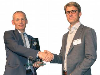 Le pr&eacute;sident du jury et gagnant MMY 2006, Herman Aerts (&agrave; gauche), a remis le prix &agrave; Bert Pieters de PepsiCo