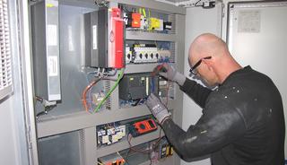 Voor bepaalde machines schakelt Van Dam Bodegraven externe onderhoudsprofessionals in &ndash; hier verhelpt medewerker Chris Veenendaal een storing aan een verpakkingsrobot