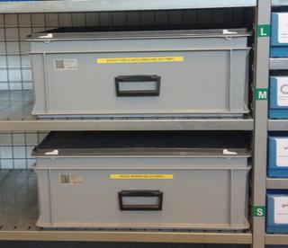 De containers hebben een QR-code, gelinkt aan een specifieke machine,en bevatten diverse onderdelen om storingen vlot te verhelpen