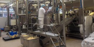 In de spijsfabriek worden witte bonen en amandelen gemalen voor de productie van respectievelijk banketbakkersspijs, amandelspijs en marsepein