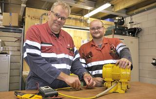 Voor zowel het elektrische als het mechanische onderhoud zijn monteurs beschikbaar die in de eigen bedrijfsschool tot op het gewenste niveau worden opgeleid