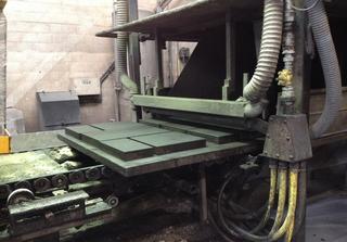 Veel machines in de productiehallen van MBI verrichten zwaar werk en werken in een vuile en veeleisende omgeving