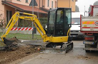 Les engins à rayon court arrière (comme la mini-pelle) peuvent tourner avec leur partiesupérieure restant à l'intérieur de leurs chenilles et travailler très près d'obstacles