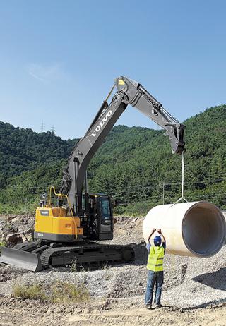 Les engins à rayon court arrière peuvent aussi être utilisés pour placer des conduites