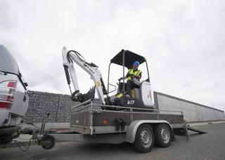 Minigraafmachines zijn zo compact dat men ze op een aanhangwagen kan vervoeren