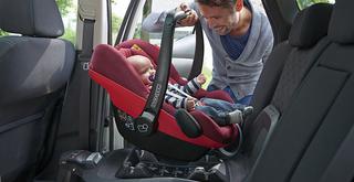 Deze Pebble Plus i-Size autostoel van Maxi-Cosi, waarin kinderen tot 105 cm achterwaarts vervoerd kunnen worden, werd zowel door de Consumentenbond als ANWB verkozen tot beste babyautostoel in het I-Size segment