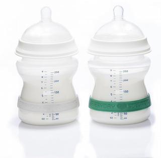 Deze hoogtechnologische elastische band van Maguari kleurt wit, zodra de inhoud van het flesje in de microgolfoven te warm wordt. De 37° Thermoband kan ook gebruikt worden voor het opwarmen van een potje met voeding, mits de voeding geroerd wordt, zodat de band de temperatuur van de inhoud correct kan bepalen