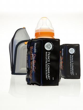 Deze On the Go flesverwarmer van Prince Lionheart kan na gebruik telkens gereactiveerd worden door hem vijftien minuten in kokend water te leggen. Door een druk op het plaatje komt een chemisch proces op gang waarbij er warmte vrijkomt